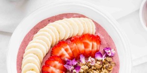 Beitragsbild des Blogbeitrags Strawberry Banana Smoothie Bowl with Peanut Butter