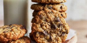 Beitragsbild des Blogbeitrags Oatmeal Raisin Chocolate Chip Cookies 