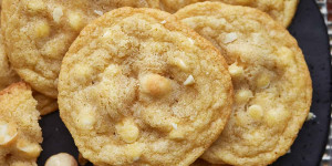 Beitragsbild des Blogbeitrags White Chocolate Chip Cookies with Macadamia 