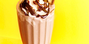Beitragsbild des Blogbeitrags Chocolate Milkshake Made with Ice Cream 
