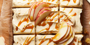Beitragsbild des Blogbeitrags Easy Apple Cake with Salted Caramel Frosting 