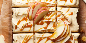Beitragsbild des Blogbeitrags Easy Apple Cake with Salted Caramel Frosting