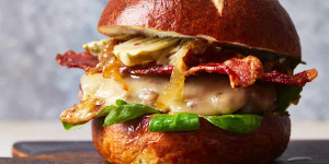Beitragsbild des Blogbeitrags Pub-Style Pretzel Burger with Bacon