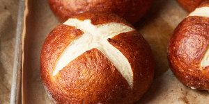 Beitragsbild des Blogbeitrags Pretzel Buns (German Recipe Without Lye)