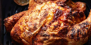 Beitragsbild des Blogbeitrags Air Fryer Whole Chicken (Rotisserie Style)