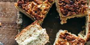 Beitragsbild des Blogbeitrags German Bee Sting Cake (Bienenstich Kuchen)