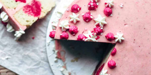 Beitragsbild des Blogbeitrags Strawberry Vanilla Cake (Pink and White Valentines Day Cake)