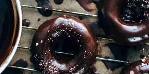 Beitragsbild des Blogbeitrags Baked Red Velvet Cake Donut Recipe (with Chocolate Glaze) 