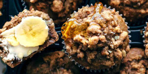 Beitragsbild des Blogbeitrags Banana Walnut Muffins with Streusel Topping