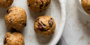 Beitragsbild des Blogbeitrags Healthy Peanut Butter Bites with Cranberries