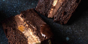 Beitragsbild des Blogbeitrags Fudge Brownie Ice Cream Cake 