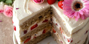 Beitragsbild des Blogbeitrags Strawberry Cake (made with fresh strawberries) 