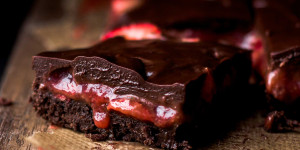 Beitragsbild des Blogbeitrags Strawberry Brownies (with fresh strawberries and ganache)