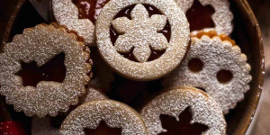 Beitragsbild des Blogbeitrags Linzer Cookies (Original Austrian Recipe)