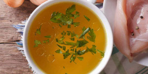 Beitragsbild des Blogbeitrags 15 Best Chicken Broth Substitutes for Home Cooks