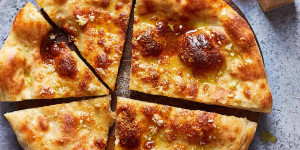 Beitragsbild des Blogbeitrags 4 Ingredient Garlic Pizza 