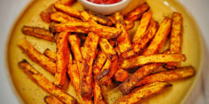 Beitragsbild des Blogbeitrags Air Fryer Sweet Potato Fries Recipe