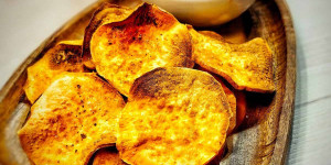 Beitragsbild des Blogbeitrags Crispy Air Fryer Sweet Potato Chips Recipe