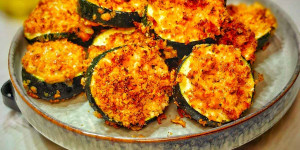 Beitragsbild des Blogbeitrags Crispy Breaded Zucchini Chips in Air Fryer - Video Recipe