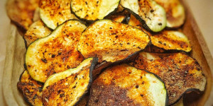 Beitragsbild des Blogbeitrags Air Fryer Zucchini Chips Recipe