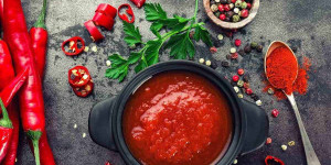 Beitragsbild des Blogbeitrags From Mild to Fiery: Exploring Best Chili Paste Substitutes for Every Palate 