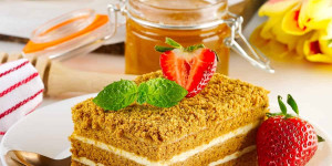 Beitragsbild des Blogbeitrags What Is the Best Substitute for Honey in Baking?