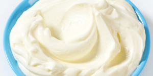 Beitragsbild des Blogbeitrags What Can I Substitute for Sour Cream in Baking? Here Are 12 Top Recommendations