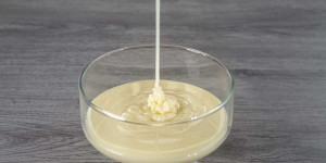 Beitragsbild des Blogbeitrags What Is the Best Substitute for Evaporated Milk? 9 Dairy and Non-Dairy Options 