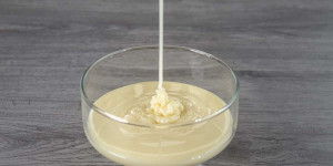 Beitragsbild des Blogbeitrags What Is the Best Substitute for Evaporated Milk? 9 Dairy and Non-Dairy Options