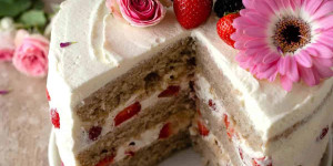 Beitragsbild des Blogbeitrags Strawberry Layer Cake (made with fresh strawberries)