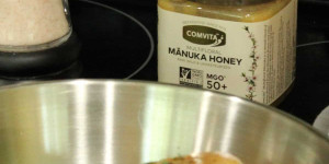 Beitragsbild des Blogbeitrags Comvita Manuka Honey Review 