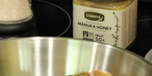 Beitragsbild des Blogbeitrags Comvita Manuka Honey Review
