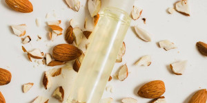 Beitragsbild des Blogbeitrags 8 Almond Extract Substitute Options for Baking & Cooking