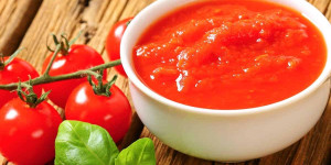 Beitragsbild des Blogbeitrags What Can You Use as a Substitute for Tomato Puree? 6 Ideas to Try