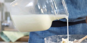 Beitragsbild des Blogbeitrags Best Substitute for Milk in Baking: Top 10 Picks 