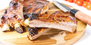 Beitragsbild des Blogbeitrags Glasierte BBQ Spare Ribs sind der unkomplizierte Rippchen-Genuss