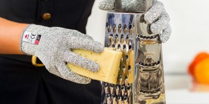 Beitragsbild des Blogbeitrags Einkaufstipp: NoCry schnittfeste Handschuhe – für die heimische Küche
