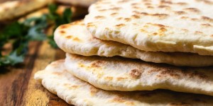 Beitragsbild des Blogbeitrags Als schnelle Beilage eignet sich dieses einfache Naan Brot perfekt