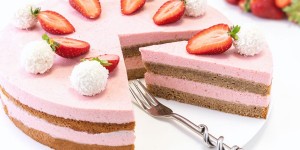 Beitragsbild des Blogbeitrags Die Erdbeer Nougat Torte wird es Dir und Deinen Gästen antun!