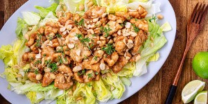 Beitragsbild des Blogbeitrags Asiatisch angehauchter Hühnersalat mit Erdnuss ist sehl leckel 