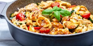 Beitragsbild des Blogbeitrags Ruckzuck gemacht ist die Tortellinipfanne Toskana mit Huhn