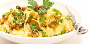 Beitragsbild des Blogbeitrags Puristische Pasta mit Eierschwammerl schmecken so schön urig 