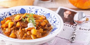 Beitragsbild des Blogbeitrags Ein Kürbisgulasch mit Wurst ohne Wurst ist sogar vegan ;-)