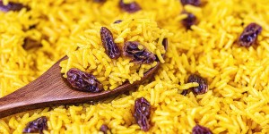 Beitragsbild des Blogbeitrags Der gelbe Reis mit Rosinen bringt eine feine Aromatik auf den Teller 
