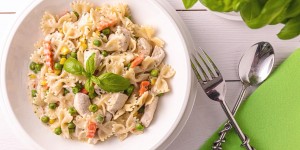 Beitragsbild des Blogbeitrags Gemüse Huhn Farfalle sind ein schnelles und leckeres Pastagericht
