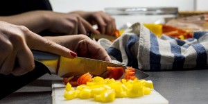 Beitragsbild des Blogbeitrags Wie kann ich mein Brett / Schneidebrett rutschfest machen? So! 