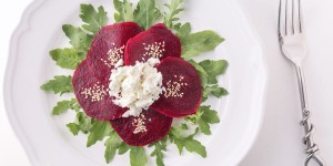 Beitragsbild des Blogbeitrags Rote Rüben Salat mit Feta ist eine absolut leckere Kombination 