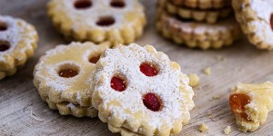 Beitragsbild des Blogbeitrags Linzer Augen Kekse so wie Großmutter sie gebacken hätte 