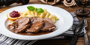Beitragsbild des Blogbeitrags So geil kann ein klassischer Hirschbraten von der Keule schmecken