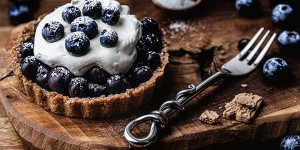 Beitragsbild des Blogbeitrags Mit Spekulatius Heidelbeer Tartelettes präsentierst Du den Keks anders